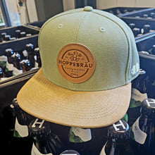Lade das Bild in den Galerie-Viewer, HOPPEBRÄU Snapback Cap mintgrün/timberland braun