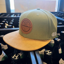 Lade das Bild in den Galerie-Viewer, HOPPEBRÄU Snapback Cap mintgrün/timberland braun