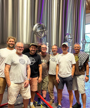 Lade das Bild in den Galerie-Viewer, OSKAR - Hoppebräu X Brauerei Schloss Berg - gstopftes Helles 0,44l