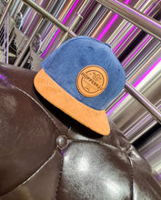 Lade das Bild in den Galerie-Viewer, HOPPEBRÄU Snapback Cap blau/timberland braun