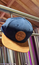 Lade das Bild in den Galerie-Viewer, HOPPEBRÄU Snapback Cap blau/timberland braun