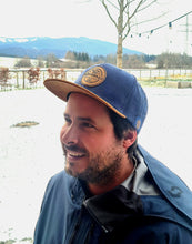 Lade das Bild in den Galerie-Viewer, HOPPEBRÄU Snapback Cap blau/timberland braun